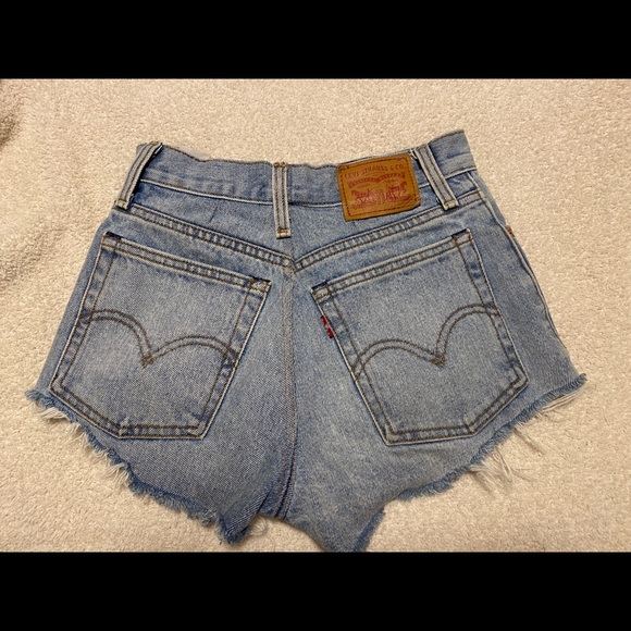 Levi shorts - Picture 2 of 3